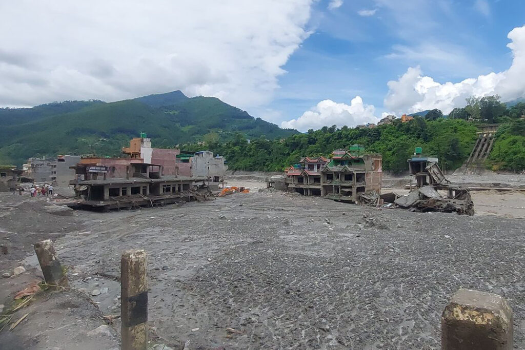 Luftaufnahme der Zerstörungen nach der Flutkatastrophe in Nepal im August 2026